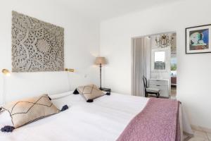 - une chambre avec un lit blanc et un bureau dans l'établissement Casa Rosella, à Carvoeiro