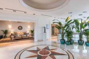 un vestíbulo con una estrella en el suelo en Sesimbra Oceanfront Hotel, en Sesimbra
