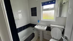 een badkamer met een wastafel, een toilet en een bad bij LA BELLA CHALETS 2 - 155 Sunbeach Holiday Village Scratby in Scratby