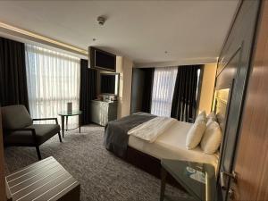 Кровать или кровати в номере Grand Turkuaz Hotel +29 фотографий