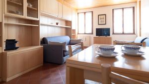 een woonkamer met een tafel en stoelen en een kamer bij Bruni 2 in Bormio