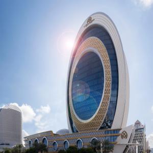 ein Gebäude mit einem großen Fenster auf der Seite in der Unterkunft Velero Hotel Doha Lusail in Doha