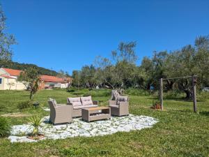 un patio con 2 divani e un tavolo in un cortile di Getaway to Relax & Play at Meraki ad Agios Stefanos