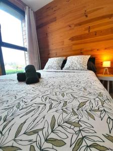 Schlafzimmer mit einem großen Bett mit einem Kopfteil aus Holz in der Unterkunft Sublime villa 9 pers- 5chb-pisicne-wifi in Le Poinçonnet