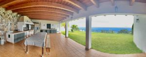 uma cozinha com vista para o oceano em Villa Media Luna con vistas a La Palma by Alterhome em La Galga