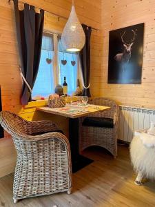 杜柏的住宿－B&B A L'aise，一间带桌子和藤椅的用餐室