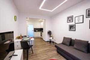 un salon avec un canapé et une table dans l'établissement Ulmer Stadtwohnung, à Ulm