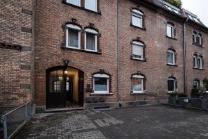 a brick building with a black door and windows at Ulmer Stadtwohnung in Ulm