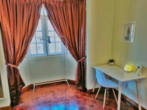 Cette petite chambre dispose d'une table et d'une fenêtre. dans l'établissement [Queensbay Mall] 2~6 Pax, 3 Bedrooms, 2 Bathrooms, 1 Car Park, à Bayan Lepas