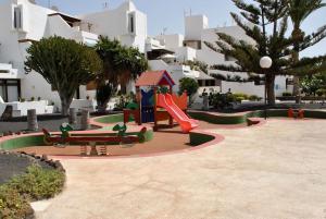 um parque com parque infantil com escorrega em Apartamento Maria B em Costa Teguise