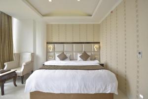 מיטה או מיטות בחדר ב-Sidham Hotel