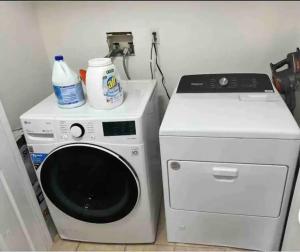 una lavadora y una lavadora en una habitación en Urban 3bedroom Luxury beside Newark airport/Downtown newark, en Newark