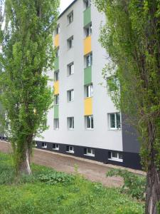 apartamentowiec z kolorowymi oknami i drzewami w obiekcie Óbudai Diákszálló w Budapeszcie