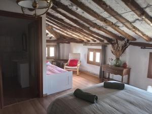 sypialnia z łóżkiem i krzesłem w pokoju w obiekcie Casa 643km w mieście Villatuerta