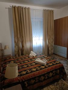 - une chambre avec un lit et 2 serviettes dans l'établissement Domus Cesena, à Cesena