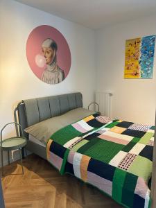 ein Schlafzimmer mit einem Bett und einem Wandgemälde in der Unterkunft 3 Waves Apartment Gdansk STARÓWKA- GYM, SAUNA, KidsPlay, PARKING in Danzig