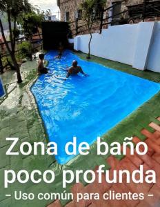 um grupo de pessoas numa piscina num resort em Les Eres de Gátova em Gátova