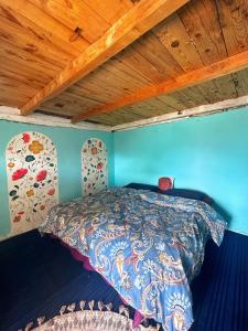 uma cama num quarto com tecto em madeira em Ahorastays em Manali