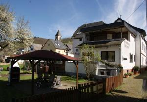 Το κτήριο όπου στεγάζεται  το διαμέρισμα