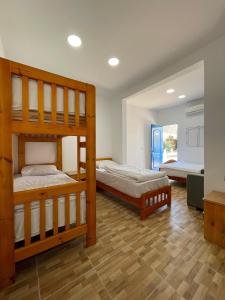 - une chambre avec 2 lits superposés et un couloir dans l'établissement Auski Hostel Dahab, à Dahab