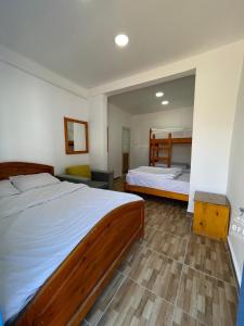 En eller flere senge i et værelse på Auski Hostel Dahab