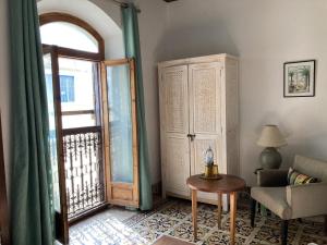 salon z drzwiami prowadzącymi na balkon w obiekcie Villa Garance w mieście As-Suwajra