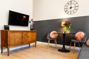 Telewizja i/lub zestaw kina domowego w obiekcie HOUSEHOST Apartment: Łazarza II street
