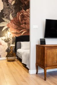 Televízia a/alebo spoločenská miestnosť v ubytovaní HOUSEHOST Apartment: Łazarza II street