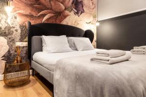 sypialnia z łóżkiem i ręcznikami w obiekcie HOUSEHOST Apartment: Łazarza II street w Krakowie