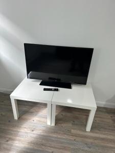 uma mesa branca com uma televisão em cima em Immaculate 1-Bed Apartment in Northampton em Northampton