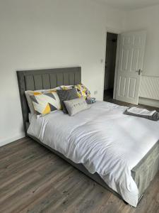 um quarto com uma cama grande com almofadas em Immaculate 1-Bed Apartment in Northampton em Northampton