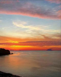 トロペアにあるBLOOMの大量の水上夕日