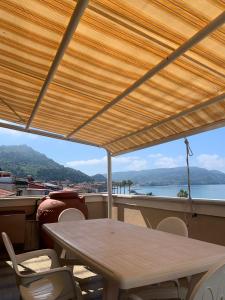 una mesa y sillas con vistas al agua en Marger Apartments, en Santa Maria di Castellabate