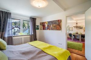 a bedroom with a bed and a window at Wohnung Lichtentaler Allee in Baden-Baden
