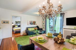 a living room with a table and a chandelier at Wohnung Lichtentaler Allee in Baden-Baden