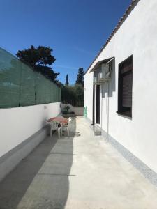un edificio bianco con tavolo e panca di villa mediterranea a Realmonte