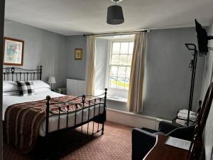 - une chambre avec un lit et une fenêtre dans l'établissement Black Bull Hotel, à Reeth