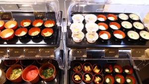 une vitrine remplie de différents types de denrées alimentaires; dans l'établissement Onyado Nono Sendai Natural Hot Spring, à Sendai