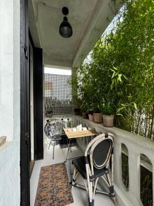 聖莫溝的住宿－Chambre d hôte - Bambou，阳台的天井配有桌椅