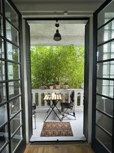 聖莫溝的住宿－Chambre d hôte - Bambou，通往带桌椅的天井的开放式门