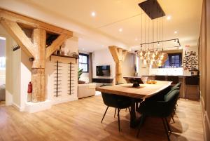 een eetkamer en een woonkamer met een tafel en stoelen bij Stunning 2 bedroom Apt. Heart of the city! in Amsterdam