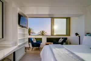 Una habitación de hotel con una cama y un televisor. en Sundowner Views, en Ciudad del Cabo