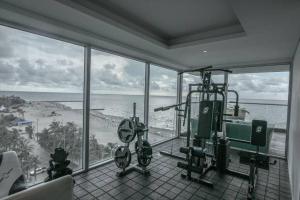 a gym with a view of the beach and the ocean at Apartament Bocagrande Palmetto Beach Front 3204 in Cartagena de Indias