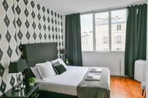 Posteľ alebo postele v izbe v ubytovaní Huge and bright 4BD for 10 guests Sacre-Coeur
