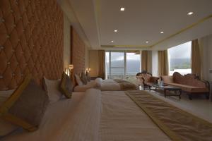 een hotelkamer met een bed en een woonkamer bij Dalhousie Hotel & Resort in Dalhousie
