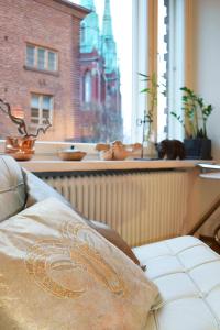 a room with a couch and a window with a cat at Studio Ateljee in Helsinki