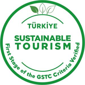 un cerchio verde con il testo del turismo sostenibile curcumico di Sunway Hotel a Alanya