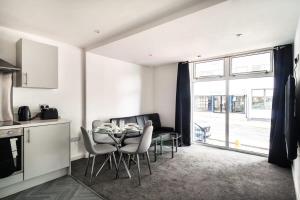 cocina y comedor con mesa y sillas en Smart 1 Bed Central Preston Apartment en Preston