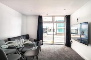 comedor con mesa, sillas y ventana en Smart 1 Bed Central Preston Apartment en Preston