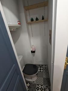 a small bathroom with a black toilet in a room at Charmant appartement T3 in Trappes